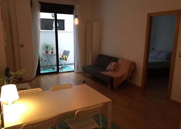Cosy Apartment , City Centre , Parking .